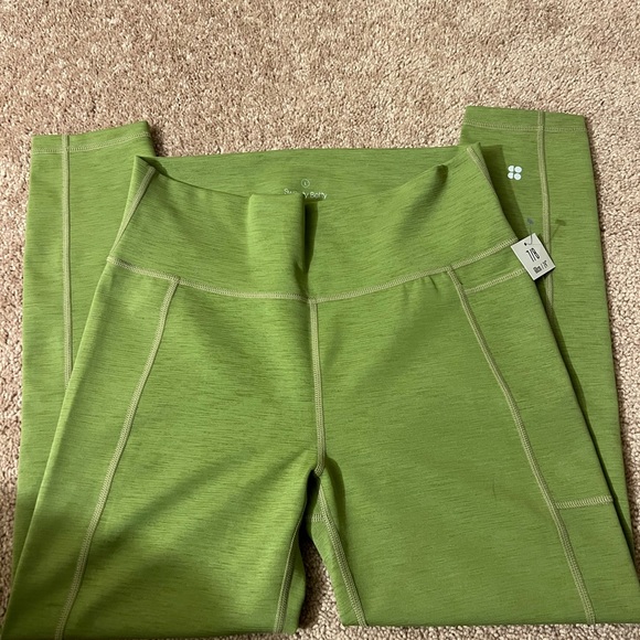 Womens green cropped leggings NWT sweaty Betty - Picture 2 of 3